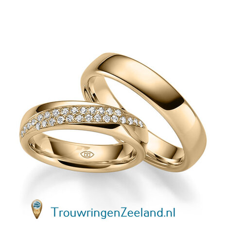 Trouwringen in 14 of 18 karaat geelgoud glad gepolijst 5,0 mm. breedte met in de damesring 28 diamanten in 2 rijen schuin gezet per paar 