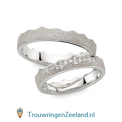 Trouwringen in 14 of 18 karaat geelgoud glamour mat 4,5 mm. breedte in de vorm van een kroon met in de damesring 14 diamanten als kroon gezet per paar 