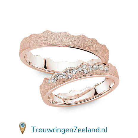 Trouwringen in 14 of 18 karaat geelgoud glamour mat 4,5 mm. breedte in de vorm van een kroon met in de damesring 14 diamanten als kroon gezet per paar 