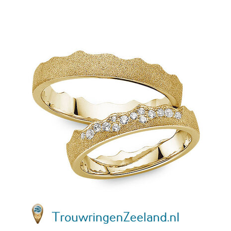 Trouwringen in 14 of 18 karaat geelgoud glamour mat 4,5 mm. breedte in de vorm van een kroon met in de damesring 14 diamanten als kroon gezet per paar 