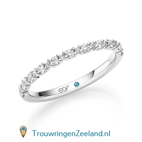Trouwring  in 14 of 18 karaat witgoud Memoirering met 21 diamanten afwisselend grote en kleine diamant en waardoor optimale fonkeling