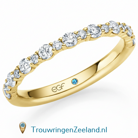 Trouwring  in 14 of 18 karaat witgoud Memoirering met 17 diamanten afwisselend grote en kleine diamant en waardoor optimale fonkeling