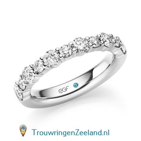 Trouwring  in 14 of 18 karaat geelgoud Memoirering met 11 diamanten afwisselend grote en kleine diamant en waardoor optimale fonkeling