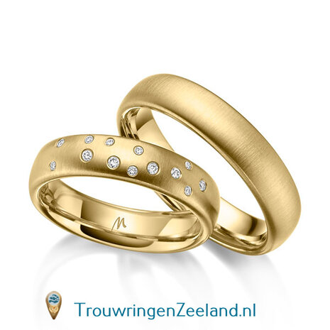 Trouwringen in 8, 14 of 18 karaat witgoud mat 5,0 mm. breedte en in de damesring 13 diamanten als een sterrenhemel gezet per paar 