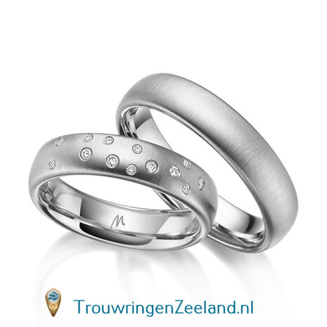 Trouwringen in 8, 14 of 18 karaat geelgoud mat 5,0 mm. breedte en in de damesring 13 diamanten als een sterrenhemel gezet per paar 