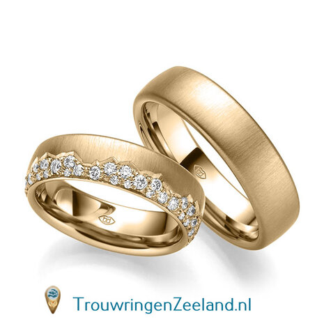 Trouwringen in 14 of 18 karaat witgoud mat 6,0 mm. breedte met in de damesring 54 diamanten als bergketen gezet per paar 