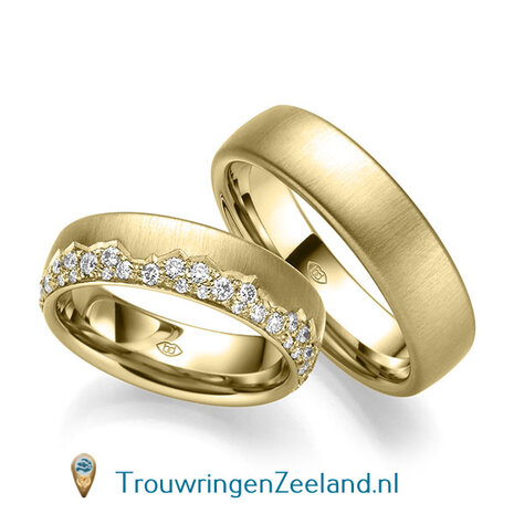 Trouwringen in 14 of 18 karaat geelgoud mat 6,0 mm. breedte met in de damesring 54 diamanten als bergketen gezet per paar 