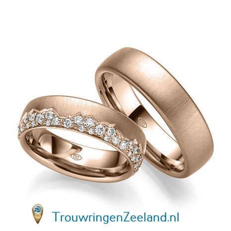 Trouwringen in 14 of 18 karaat geelgoud mat 6,0 mm. breedte met in de damesring 54 diamanten als bergketen gezet per paar 