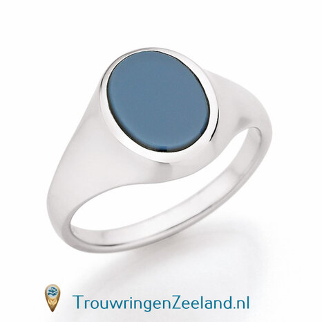 Zegelring dames in 14 karaat geelgoud 10 x 8 mm. glans gepolijst met ovalen zetting van een lichtblauwe lagensteen