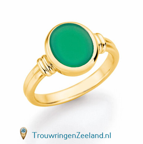 Zegelring dames in 14 karaat geelgoud 10 x 8 mm. glans gepolijst met ovalen Romeinse zetting van groen agaat edelsteen
