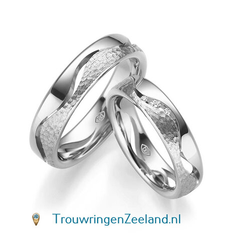 Trouwringen in 8, 14 of 18 karaat geelgoud glans gepolijst en gehamerd mat 5,0 mm. breedte met 5 open golven en in de damesring 3 diamanten per paar 