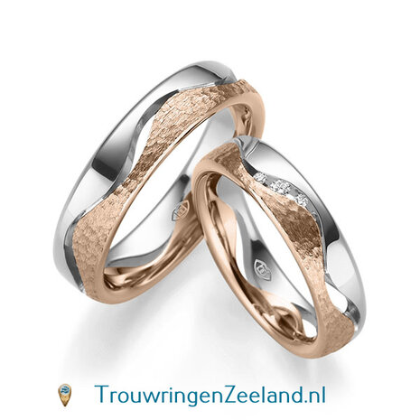 Trouwringen in 8, 14 of 18 karaat geelgoud glans gepolijst en gehamerd mat 5,0 mm. breedte met 5 open golven en in de damesring 3 diamanten per paar 