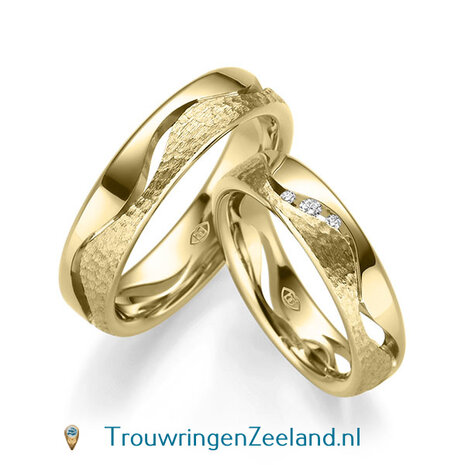 Trouwringen in 8, 14 of 18 karaat witgoud glans gepolijst en gehamerd mat 5,0 mm. breedte met 5 open golven en in de damesring 3 diamanten per paar 