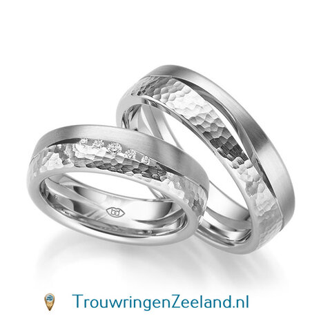 Trouwringen in 8, 14 of 18 karaat geelgoud glans gepolijst en gehamerd mat 6,0 mm. breedte met 3 open golven en in de damesring 5 diamanten per paar 