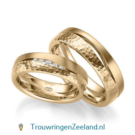 Trouwringen in 8, 14 of 18 karaat witgoud glans gepolijst en gehamerd mat 6,0 mm. breedte met 3 open golven en in de damesring 5 diamanten per paar 
