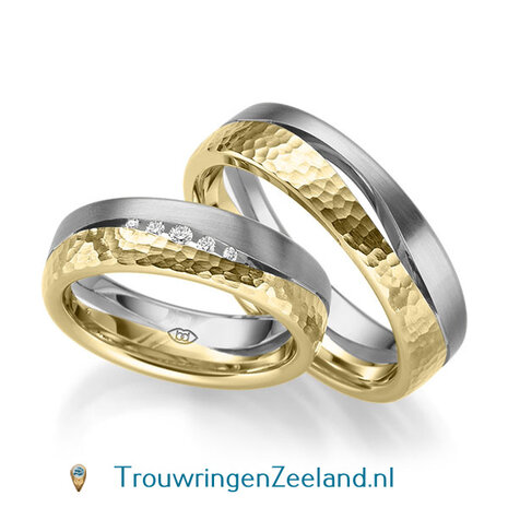 Trouwringen in 8, 14 of 18 karaat witgoud glans gepolijst en gehamerd mat 6,0 mm. breedte met 3 open golven en in de damesring 5 diamanten per paar 