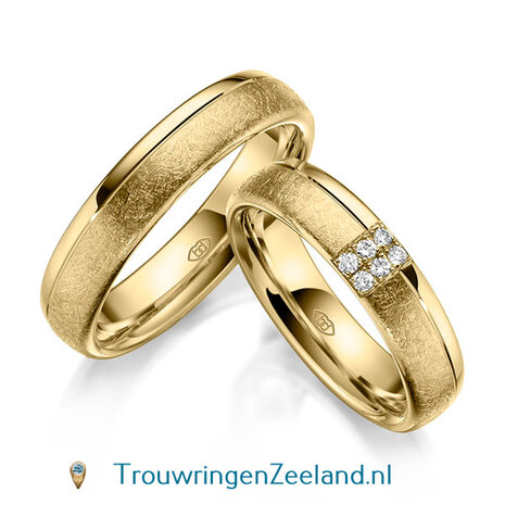 Trouwringen in 14 of 18 karaat geelgoud glans gepolijst en ijsmat 5,0 mm. breedte en in de damesring 6 diamanten overdwars gezet per paar 