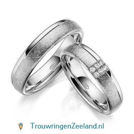 Trouwringen in 14 of 18 karaat witgoud glans gepolijst en ijsmat 5,0 mm. breedte en in de damesring 6 diamanten overdwars gezet per paar 