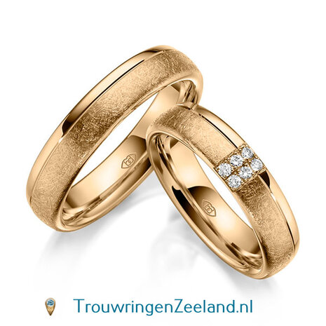 Trouwringen in 14 of 18 karaat witgoud glans gepolijst en ijsmat 5,0 mm. breedte en in de damesring 6 diamanten overdwars gezet per paar 