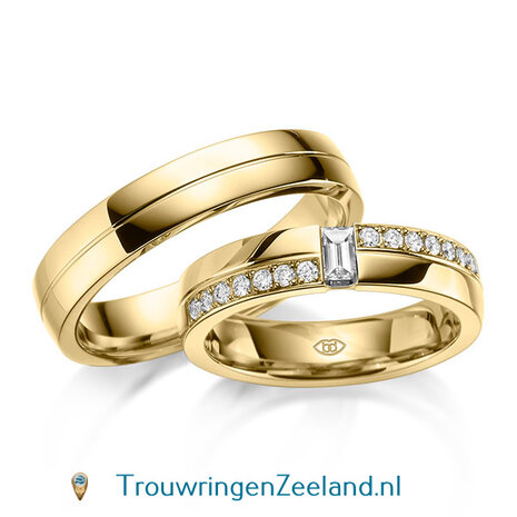 Trouwringen in 14 of 18 karaat geelgoud glans gepolijst 4,50 mm. breedte en in de damesring 7 diamanten aan weerszijden en topsteen een baguette geslepen diamant met per paar 