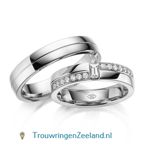 Trouwringen in 14 of 18 karaat geelgoud glans gepolijst 4,50 mm. breedte en in de damesring 7 diamanten aan weerszijden en topsteen een baguette geslepen diamant met per paar 