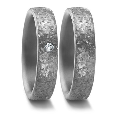 Trouwringen in donkergrijs Tantalium met diamant per paar