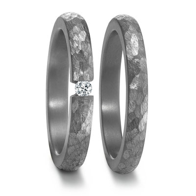Trouwringen in donkergrijs Tantalium met diamant per paar