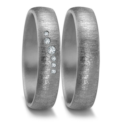 Trouwringen in donkergrijs Tantalium met diamant per paar