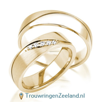 Trouwringen in 9*/14/18 karaat geelgoud mat en glans met in de damesring 5 diamanten schuin over de ring per paar