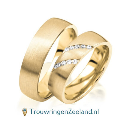 Trouwringen in 9*/14/18 karaat geelgoud mat met in de damesring 2 golven met elk 5 diamanten dwars op de ring per paar