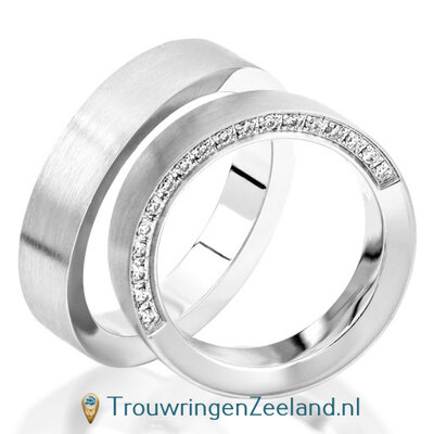 Trouwringen in 9*/14/18 karaat witgoud mat met in de damesring 18 diamanten in de schuin geslepen zijkant per paar