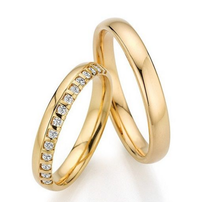 Trouwringen in 14/18 karaat abrikoos goud glans met in de damesring 13 diamanten zowel bovenop als aan de zijkant zichtbaar per paar