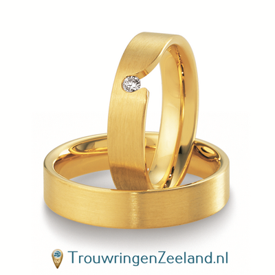 Trouwringen in 8*/14/18 karaat geelgoud met in de damesring 1 diamant per paar