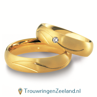 Trouwringen in 8*/14/18 karaat geelgoud met in de damesring 1 diamant per paar