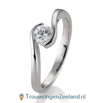 Verlovingsring platina 950 golvend met 0,50 ct diamant