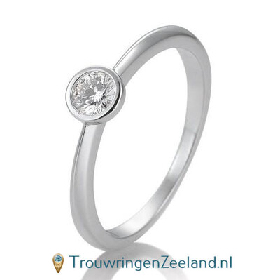 Verlovingsring witgoud met ronde zetting en 0,20 ct diamant in 14 of 18 karaat