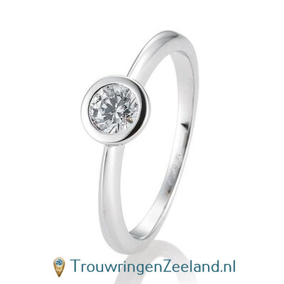 Verlovingsring witgoud met ronde zetting en 0,40 ct diamant in 14 of 18 karaat