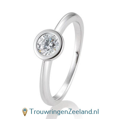 Verlovingsring witgoud met ronde zetting en 0,50 ct diamant in 14 of 18 karaat