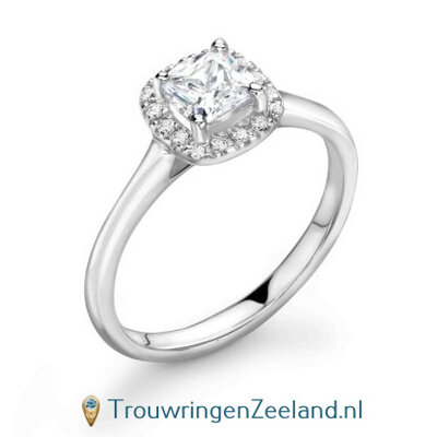 Fianzee verlovingsring topsteen cushion geslepen 0,50 ct of 1,00 ct diamant en 16 diamanten rondom in18 karaat witgoud of platina 950