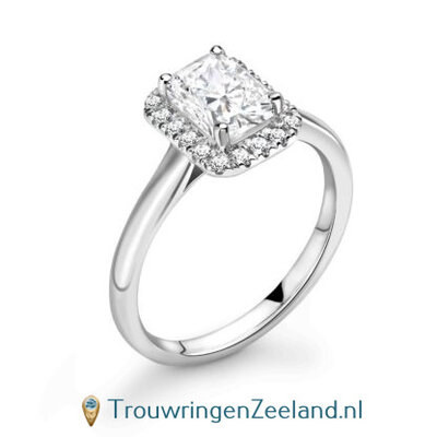 Fianzee verlovingsring topsteen emerald geslepen 0,50 ct of 1,00 ct diamant en 18 diamanten rondom in 18 karaat witgoud of platina 950