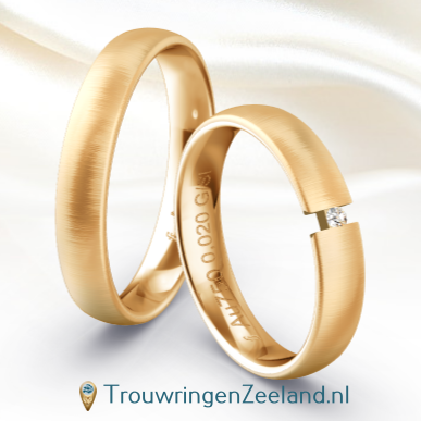 Trouwringen in 9*/14/18 karaat abrikoos goud schuinmat met 1 diamant geklemd