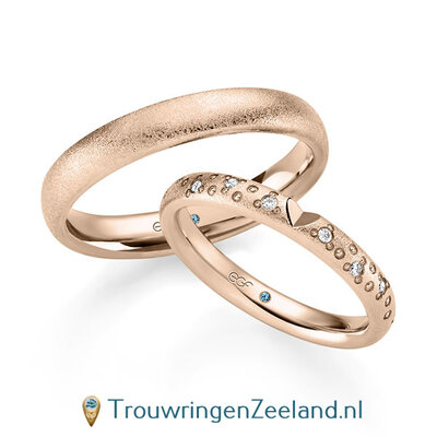 Trouwringen in 14/18 karaat roségoud bewerking glamour met geslepen hart en in de damesring 6 diamanten golvend