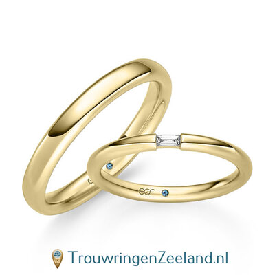 Trouwringen in 14/18 karaat geelgoud smal glad glans en in de damesring 1 diamant baguette geslepen en geklemd