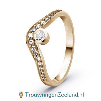 Verlovingsring 14 karaat champagne goud met grote diamant als middensteen en 19 diamanten in een V vorm