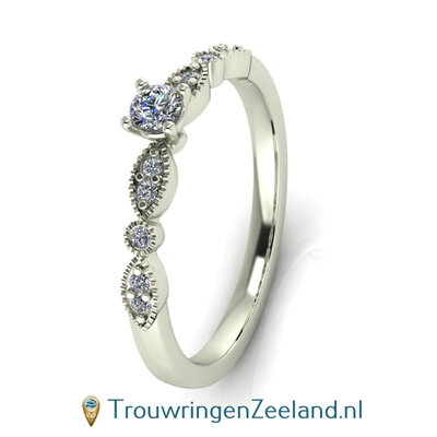 Verlovingsring 14/18 karaat witgoud met een grote diamant als middensteen en 10 diamanten aan weerszijden in een parelrand