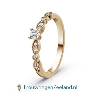 Verlovingsring 14 karaat champagne goud met een grote diamant als middensteen en 10 diamanten aan weerszijden in een parelrand
