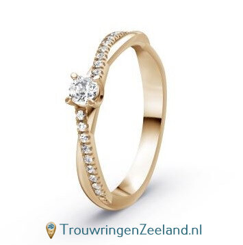 Verlovingsring 14 karaat champagne goud met een grote diamant als middensteen en 18 diamanten overslag op de ring