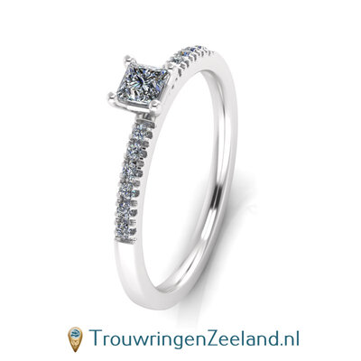 Verlovingsring 14/18 karaat witgoud met een diamant in 4 punt vatting en aan weerszijden 6 diamanten
