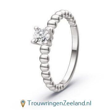 Verlovingsring 14/18 karaat witgoud met een diamant in 4 punt vatting en bolletjes profiel