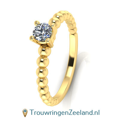 Verlovingsring 14/18 karaat geelgoud met een diamant in 4 punt vatting en bolletjes profiel